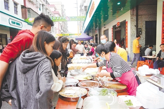 月山“三點(diǎn)三”小吃街內(nèi)人流如織，熱鬧非凡。