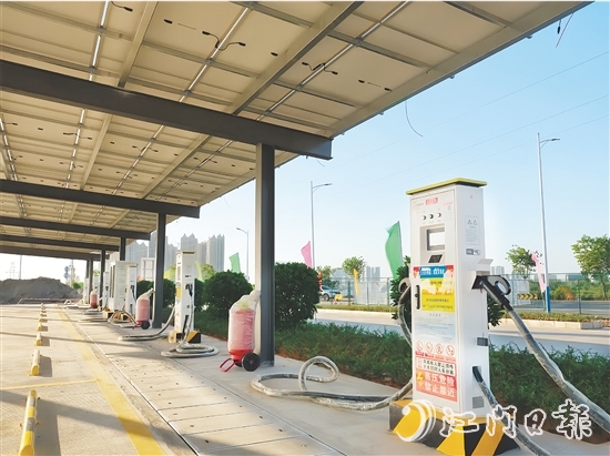 目前，開(kāi)平市公有投資控股集團(tuán)有限公司已建成13座公共充電站、1座公交車(chē)專(zhuān)用充電站，共配備直流快充充電槍306支、交流充電樁8臺(tái)。