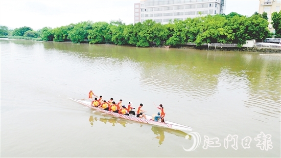 新會泓達堂陳皮龍舟隊積極備戰(zhàn)。