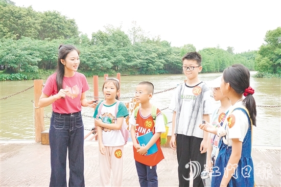 活動通過聽講解、看實(shí)景、做實(shí)踐等互動方式，讓孩子們沉浸式學(xué)習(xí)課本知識。