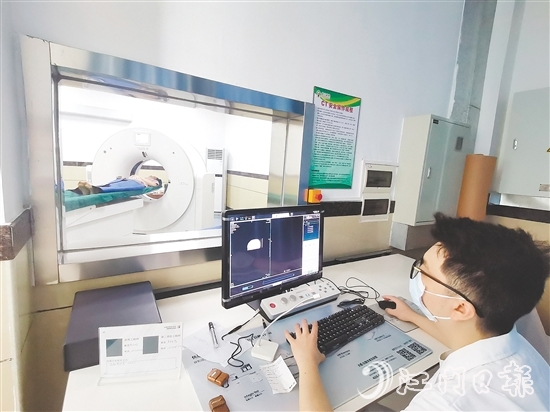 崖門鎮(zhèn)衛(wèi)生院使用新設(shè)備為患者檢查身體。