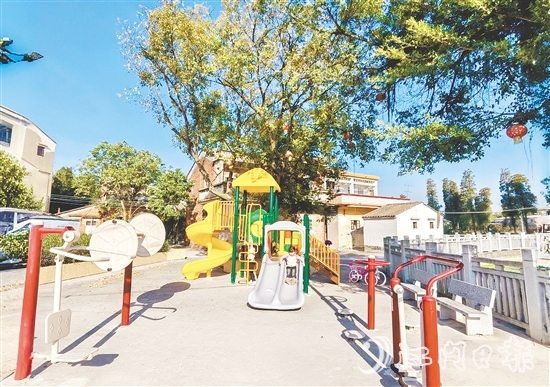 張良邊村爭取上級資源，為村組增設(shè)健身運動器材和兒童娛樂設(shè)施。