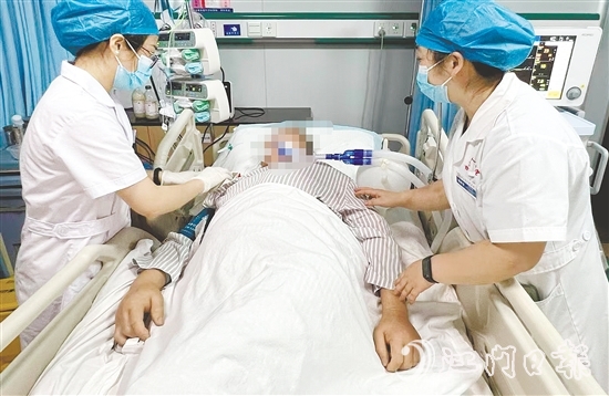 臺山市人民醫(yī)院呼吸與危重癥醫(yī)學(xué)科護理團隊在生死競速中展現(xiàn)“呼吸衛(wèi)士”的使命擔(dān)當(dāng)。