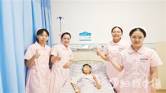 臺山市婦幼保健院綜合科護理團隊為兒童患者加油打氣。