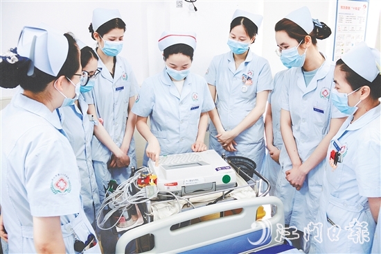 臺山市第二人民醫(yī)院內(nèi)二科護理團隊不斷學(xué)習(xí)先進的護理技術(shù)。