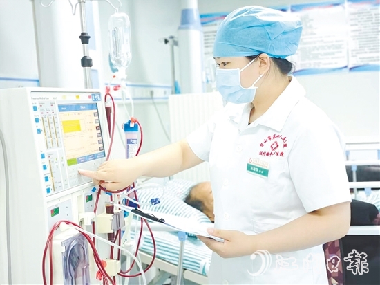 臺山市汶村鎮(zhèn)中心衛(wèi)生院血液透析中心護士伍淑萍十二年如一日堅守基層崗位。