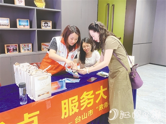 連日來(lái)，臺(tái)山市多部門聯(lián)合行動(dòng)，通過(guò)線上線下相結(jié)合的方式全方位宣傳“臺(tái)山僑事通”微信小程序。