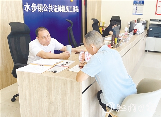 方健達(dá)（左）為群眾普及法律知識。