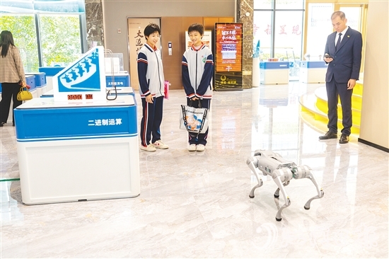 展覽涵蓋人工智能、芯片技術(shù)、生命科學(xué)等領(lǐng)域，展出40余件科技展品。