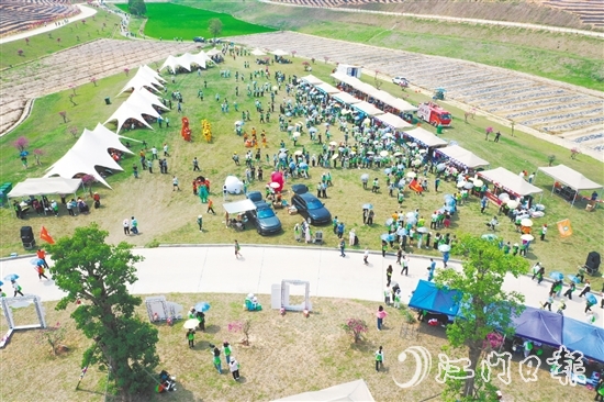 鶴山市源林生態(tài)樂(lè)園正式開(kāi)園，是鶴山精心挖掘優(yōu)質(zhì)水資源稟賦，加快探索全域水經(jīng)濟(jì)新業(yè)態(tài)發(fā)展的生動(dòng)體現(xiàn)。