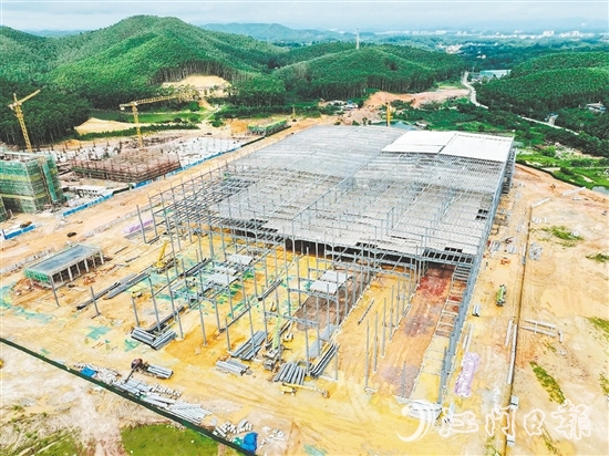 鶴山各大工業(yè)園區(qū)重點(diǎn)項(xiàng)目建設(shè)現(xiàn)場(chǎng)一片火熱。圖為志格（鶴山）智能家電產(chǎn)業(yè)園項(xiàng)目。