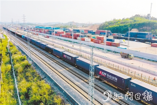 鶴山加快構(gòu)建“水陸空鐵”立體交通網(wǎng)絡(luò)，暢通進(jìn)出口物流大通道，助力構(gòu)建更具國(guó)際競(jìng)爭(zhēng)力的現(xiàn)代化產(chǎn)業(yè)體系。