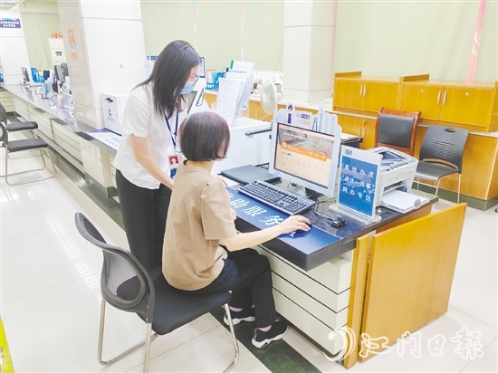 工作人員指導(dǎo)群眾在“一件事”網(wǎng)辦專區(qū)辦理業(yè)務(wù)。