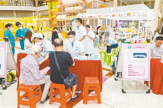 活動為群眾提供義診及康復(fù)知識咨詢服務(wù)。