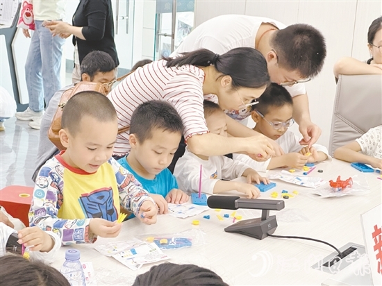 孩子們在進(jìn)行風(fēng)力風(fēng)向標(biāo)科學(xué)實(shí)驗(yàn)。