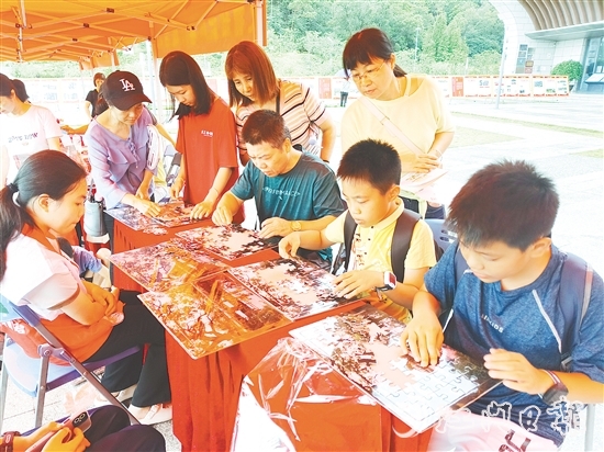 親子家庭參與文物拼圖大挑戰(zhàn)。