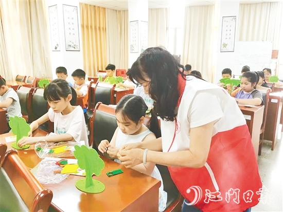 孩子們?cè)谥驹刚叩氖痉逗椭笇?dǎo)下，精心制作“家庭樹”。