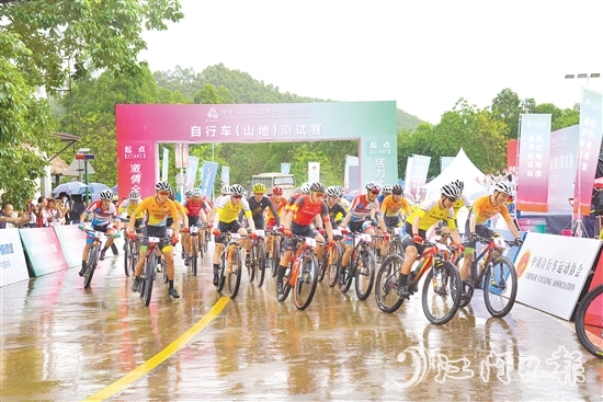 第十五屆全國運動會自行車（山地）測試賽鳴槍開賽，選手們展開激烈比拼。