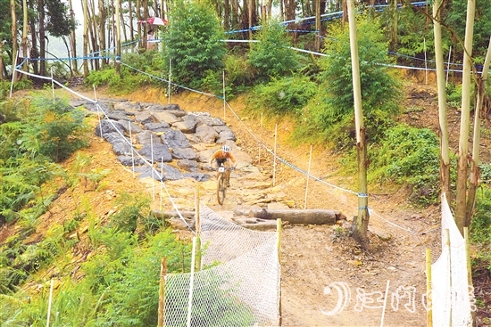 選手在山林間高速騎行，展現(xiàn)高超技術。