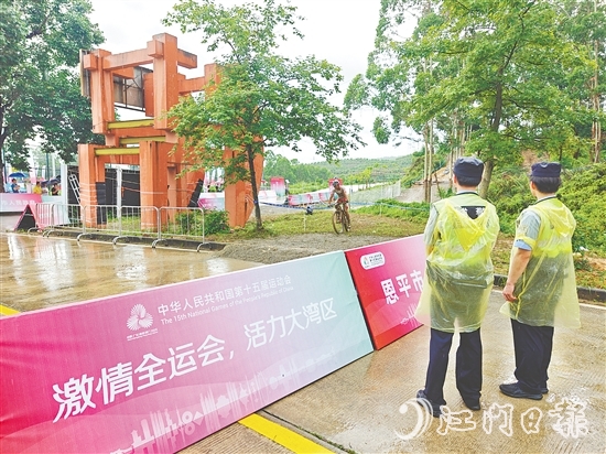 警察現(xiàn)場維持賽場秩序，保證比賽順利進行。