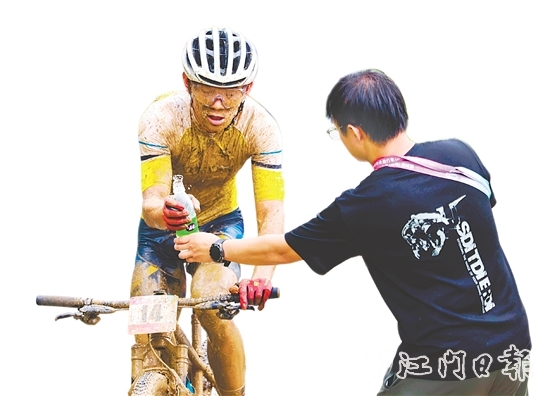 參賽選手在比賽中途補充水分。