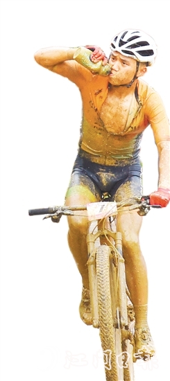 測試賽中，高難度賽道讓選手成了“小泥人”。