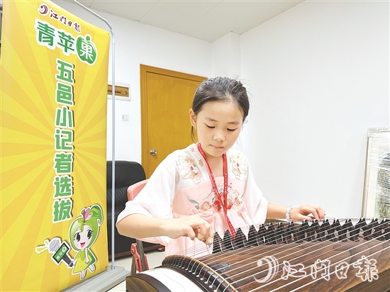 學(xué)生自信地展現(xiàn)才藝。