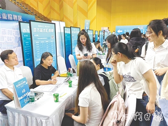 恩平市人社局組織企業(yè)進(jìn)高校招聘人才。