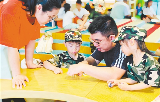 活動中，親子共同拼接軍事武器小拼圖。