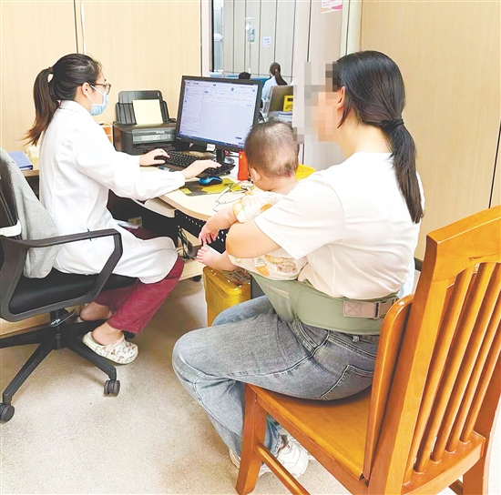 醫(yī)生為水痘患兒看診。