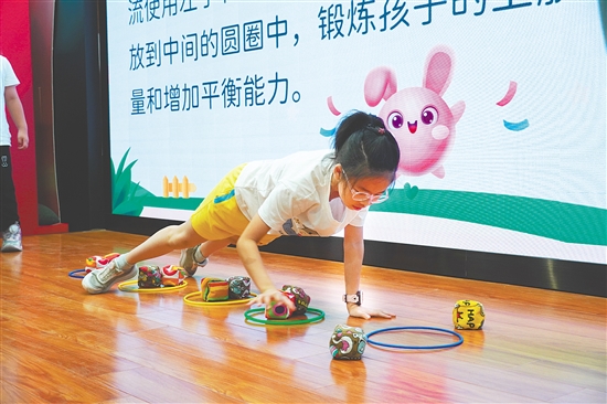 學(xué)生在體驗(yàn)趣味體態(tài)訓(xùn)練。