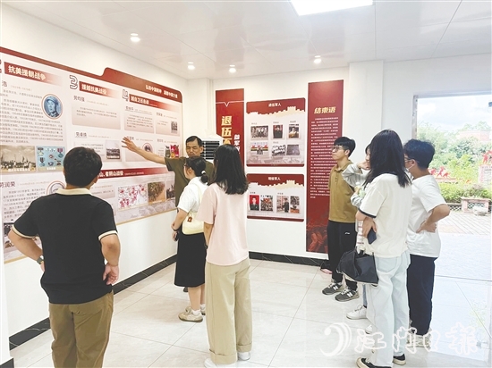 青年了解當(dāng)年知青到下麗村與村民同吃同住同勞動的歲月。