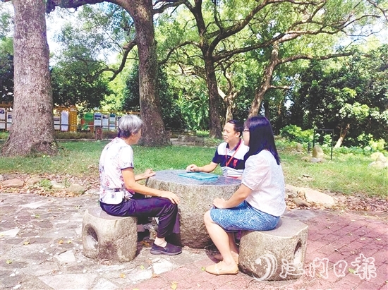 人大代表認(rèn)真聽(tīng)取群眾建議。