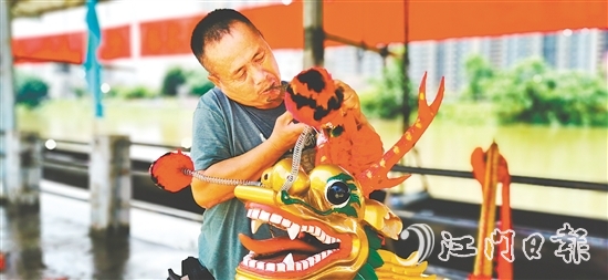 杜澄龍舟活動(dòng)完整保留著農(nóng)歷四月初八“轉(zhuǎn)龍頭”、五月初一“旺龍日”等古禮。圖為村民在“旺龍日”前整理龍頭龍棗。