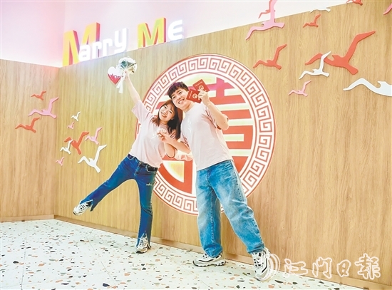 江海區(qū)婚姻登記處布置了溫馨浪漫的氛圍，吸引新人打卡留念。劉瓊