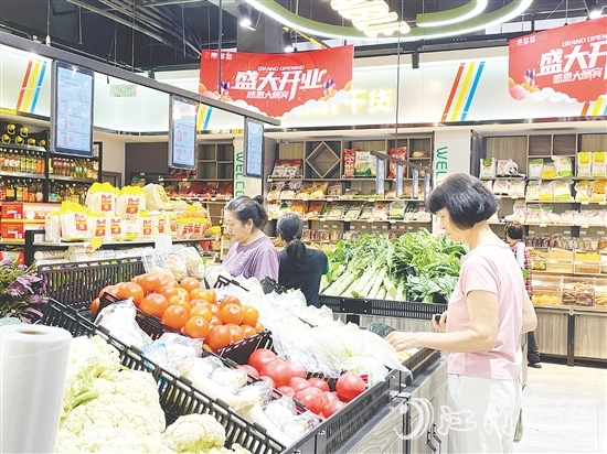 菜市場(chǎng)變身生鮮超市，吸引周邊居民前來(lái)選購(gòu)。