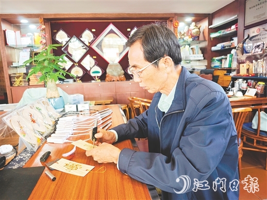 廖惠林使用電烙筆繪制葵藝書簽。