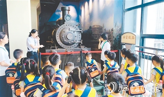 學校組織學生走進臺山市博物館，通過實地參觀和互動體驗，更加深入地了解家鄉(xiāng)歷史文化。