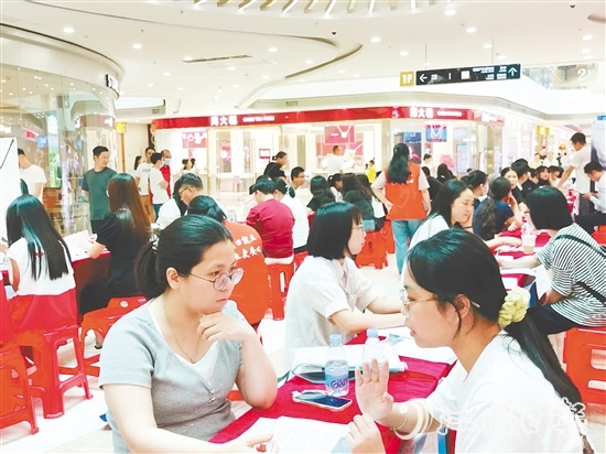 臺山市構(gòu)建“驛站+市場+企業(yè)”三位一體服務(wù)模式，通過定期舉辦專場招聘會、開發(fā)零工即時對接平臺、建立重點(diǎn)企業(yè)用工聯(lián)盟，實(shí)現(xiàn)就業(yè)服務(wù)24小時“不打烊”。