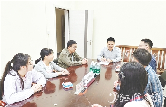 吳文彪（中）整合各方力量資源，努力化解矛盾糾紛。