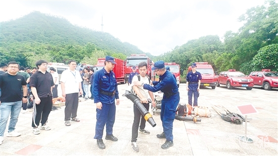 實(shí)戰(zhàn)演練中，專業(yè)人員現(xiàn)場(chǎng)教學(xué)，詳細(xì)講解防滅火設(shè)備的使用要點(diǎn)。