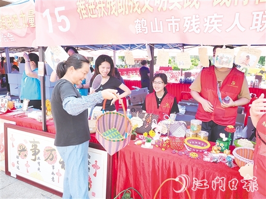 市民選購(gòu)義賣物品，以實(shí)際行動(dòng)支持公益事業(yè)。