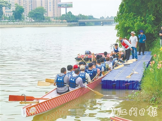 從本周開(kāi)始，參賽隊(duì)伍在錦江河開(kāi)展訓(xùn)練。