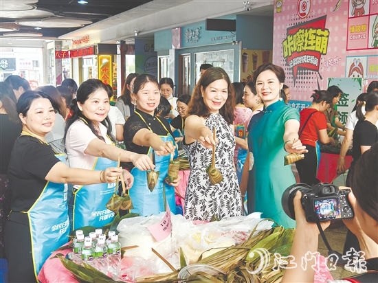 恩平市舉辦慈善包粽活動(dòng)，這是這座“感恩之城”一年一度的溫情盛會(huì)。