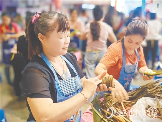 包粽能手用心包粽。