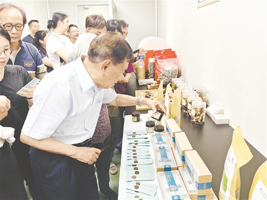 香港客人參觀江門(mén)市新會(huì)陳皮研究院。