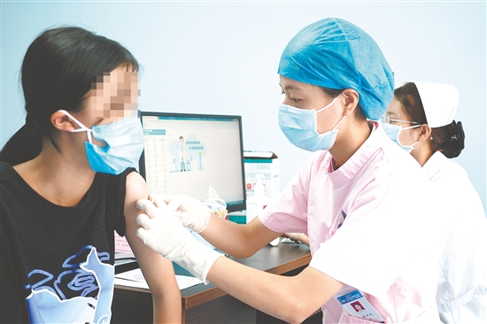 醫(yī)護人員為適齡女生接種HPV疫苗。