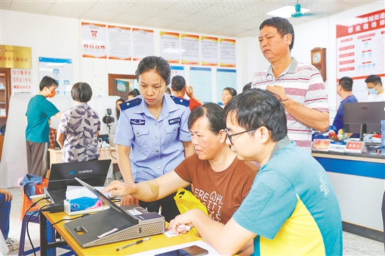 活動為群眾提供“現(xiàn)場拍照+當場辦證”“一站式”辦理便民服務。