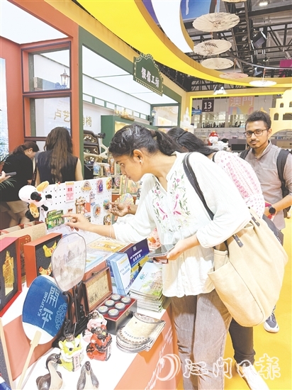 富有僑鄉(xiāng)特色的開平文創(chuàng)產(chǎn)品吸引外籍客商關(guān)注。