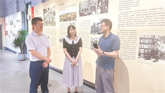 王海龍（右）探訪陳榮捷故里，深入了解陳榮捷的生平細(xì)節(jié)。